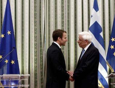 Το δώρο του Προκόπη Παυλόπουλου στο ζεύγος Μακρόν (φωτό)